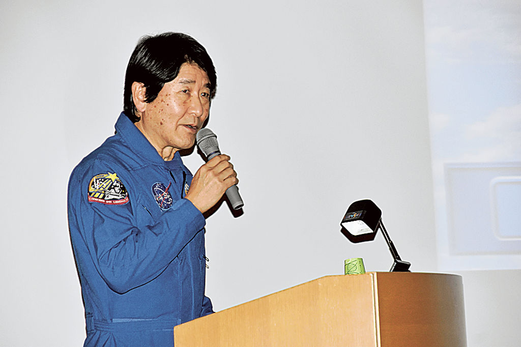 スペースシャトルで取り組んだ調査実験などを紹介した土井さん＝静岡市駿河区のグランシップ