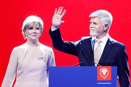 チェコ大統領選で決選投票の結果を受け、支持者に手を振るペトル・パベル氏（右）＝２８日、プラハ（ロイター＝共同）
