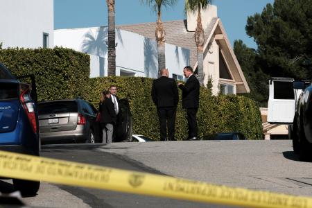７人が刺傷した銃撃事件で現場検証する捜査関係者＝２８日、ロサンゼルス（ＡＰ＝共同）