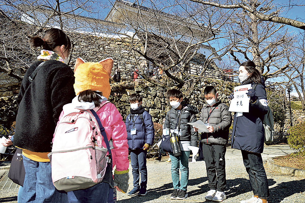 浜松城の本丸の魅力を紹介する児童ら＝浜松市中区