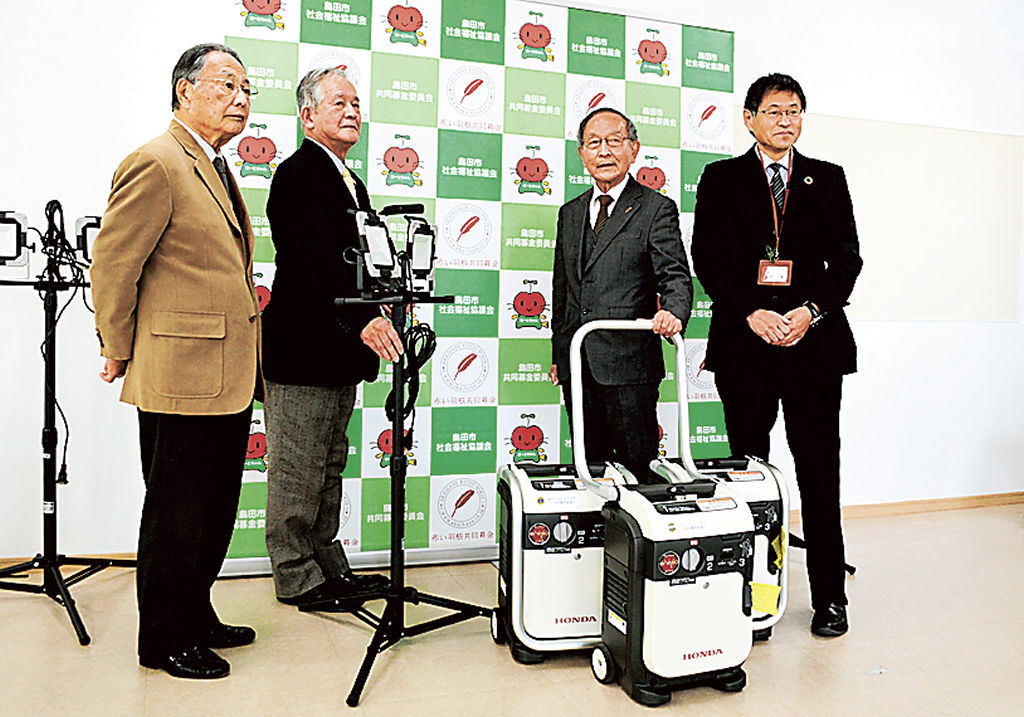 ガス発電機などを寄贈した島田ライオンズクラブのメンバー（左側）＝島田市社会福祉協議会