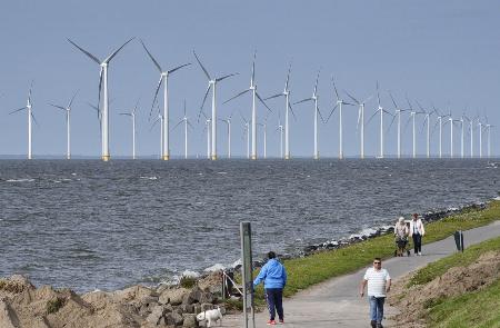 アイセル湖の沖合に立ち並ぶ着床式の洋上風車＝２０１８年１０月、オランダ・ウルク（共同）