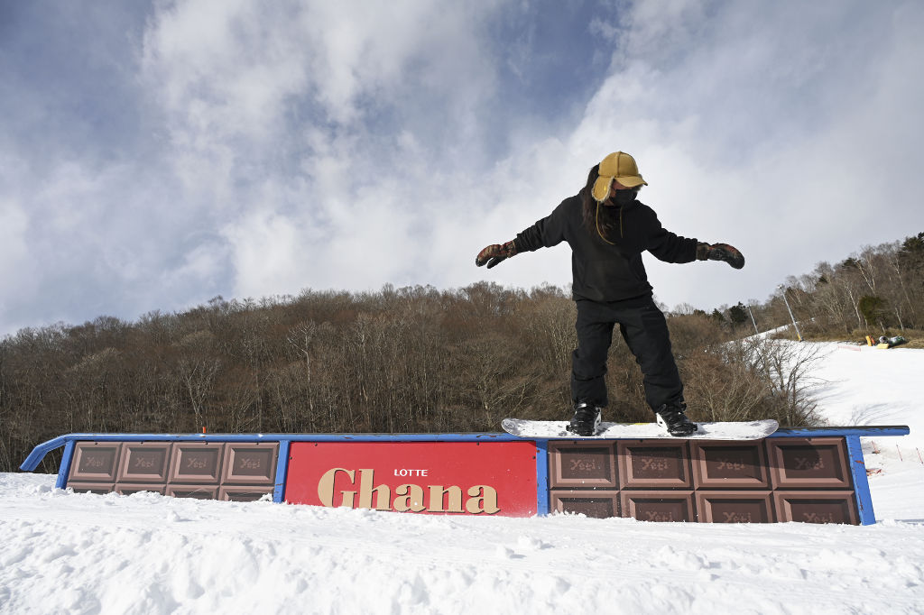 板チョコのデザインにラッピングされた滑走用のレール＝裾野市須山のスキー場「イエティ」