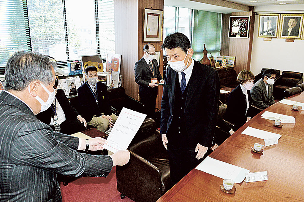 豊岡市長（左）から依頼状の交付を受ける委員＝三島市役所