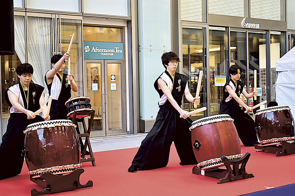 開会式で和太鼓の演奏を披露する「和音」のメンバー＝浜松市中区の市ギャラリーモール「ソラモ」