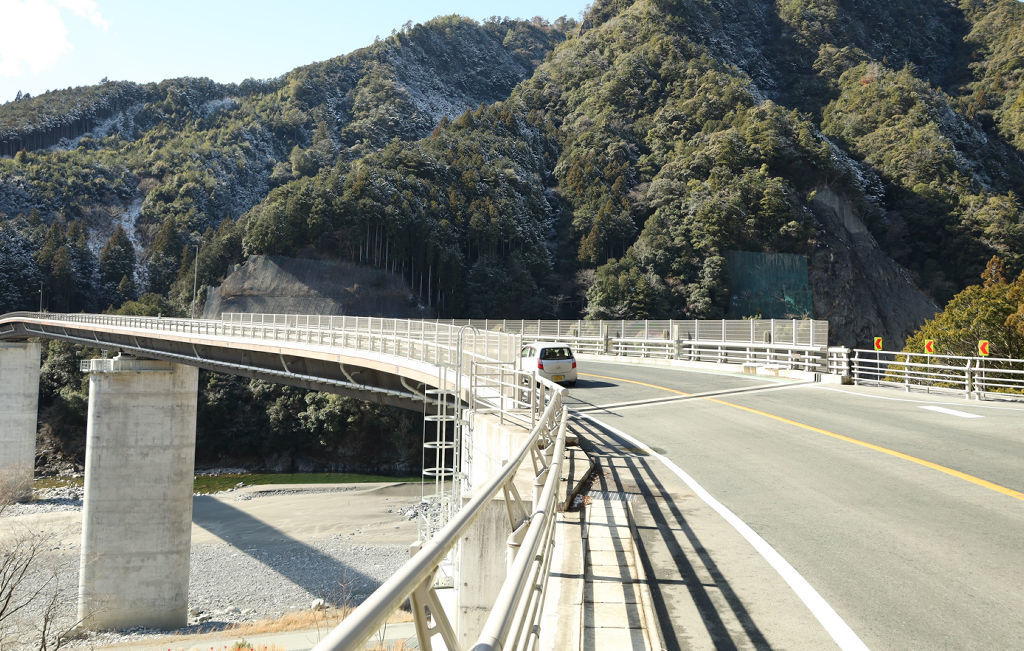 完成から２月で３年を迎える原田橋。地元の交通網として定着し、日常の風景となった＝２８日、浜松市天竜区佐久間町