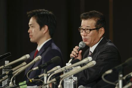 記者会見する松井一郎大阪市長。左は吉村洋文大阪府知事＝２０２０年１１月１日、大阪市