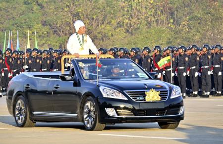 ２０２３年１月４日、ミャンマーの首都ネピドーで開かれた独立記念日の式典に出席した国軍トップのミンアウンフライン総司令官（共同）