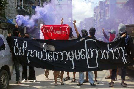 軍政による民主活動家の死刑執行後、ミャンマー・ヤンゴンで行われた抗議デモ＝２０２２年７月（ゲッティ＝共同）