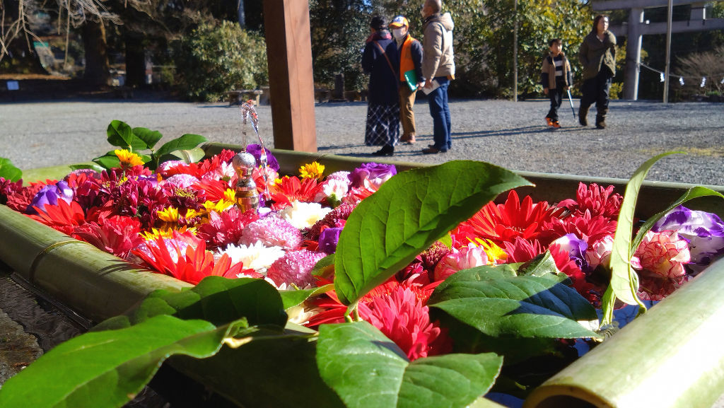 花の装飾で彩られた手水場＝富士宮市の村山浅間神社