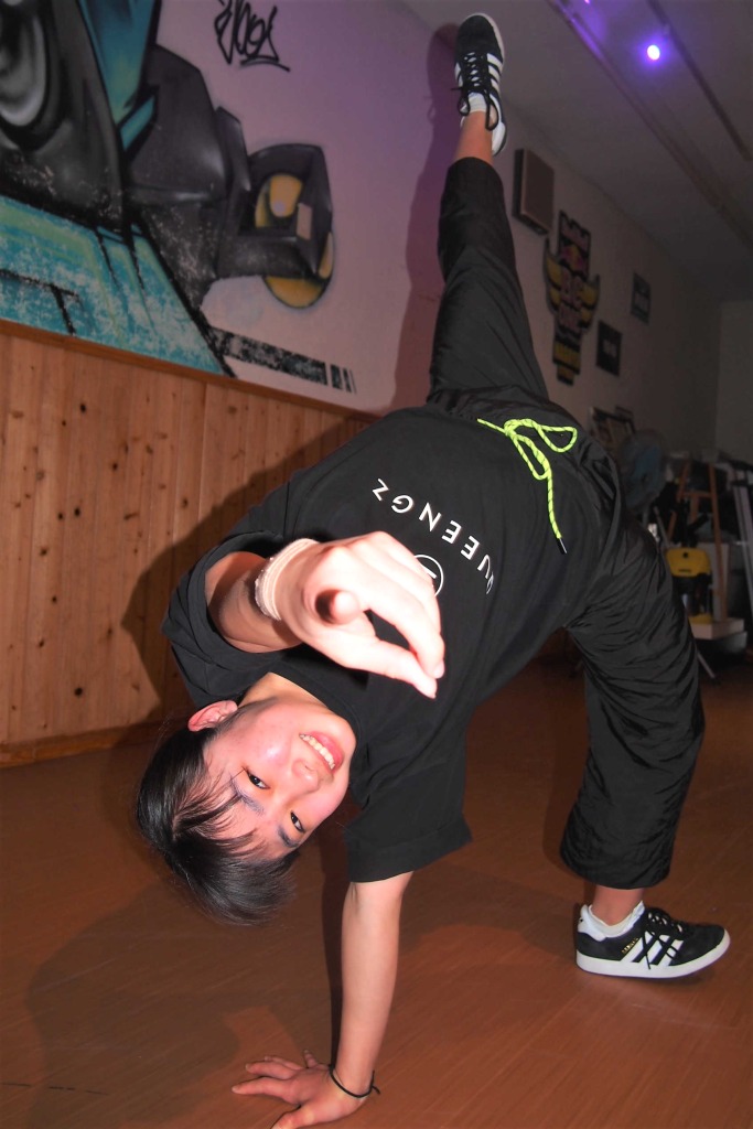 ブレイクダンスでパリ五輪出場を目指す山田琵葉さん＝１月下旬、浜松市中区