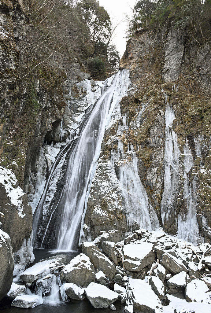 厳しい寒さが続いた影響で部分的に結氷した安倍の大滝＝静岡市葵区梅ケ島