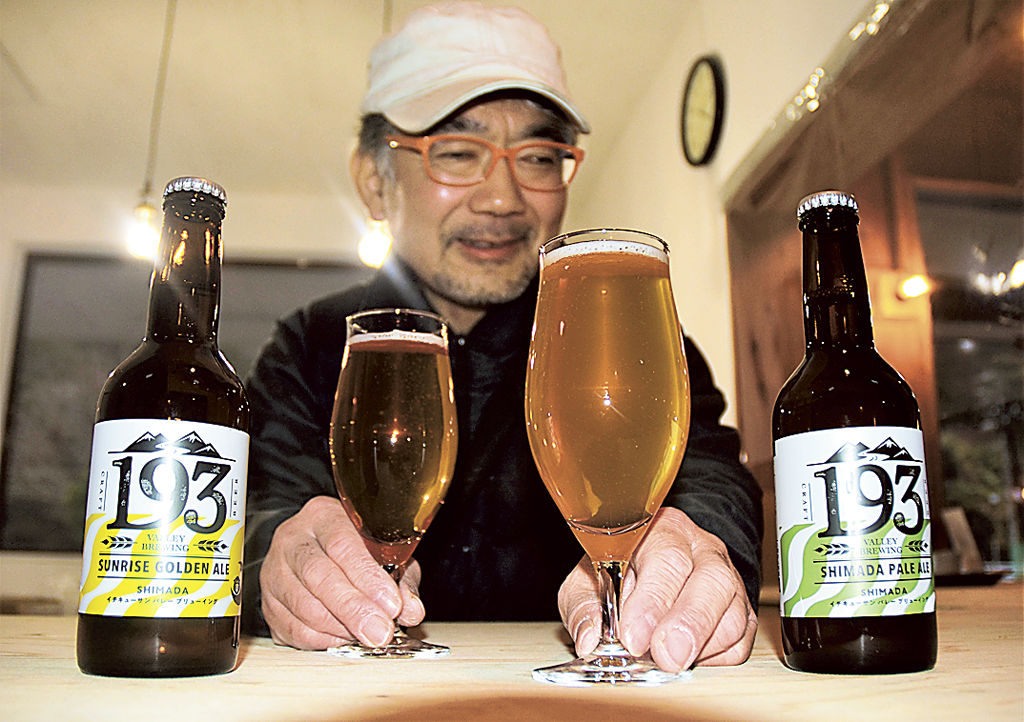 新商品のビールを紹介する小林代表＝島田市伊久美の１９３バレーブリューイング