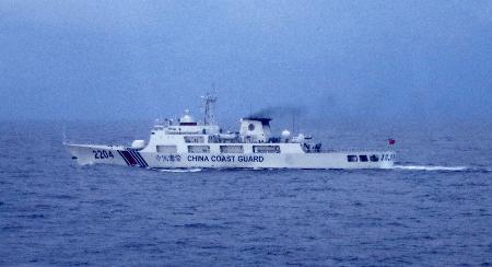 沖縄県・尖閣諸島周辺の接続水域を航行した、７６ミリ砲を搭載した中国海警局の艦船（第１１管区海上保安本部提供）