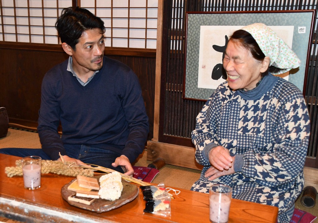 腸に良いとされる雑穀を研究するため、浜松市天竜区水窪町の料理店を訪れる鈴木さん＝２０１８年４月