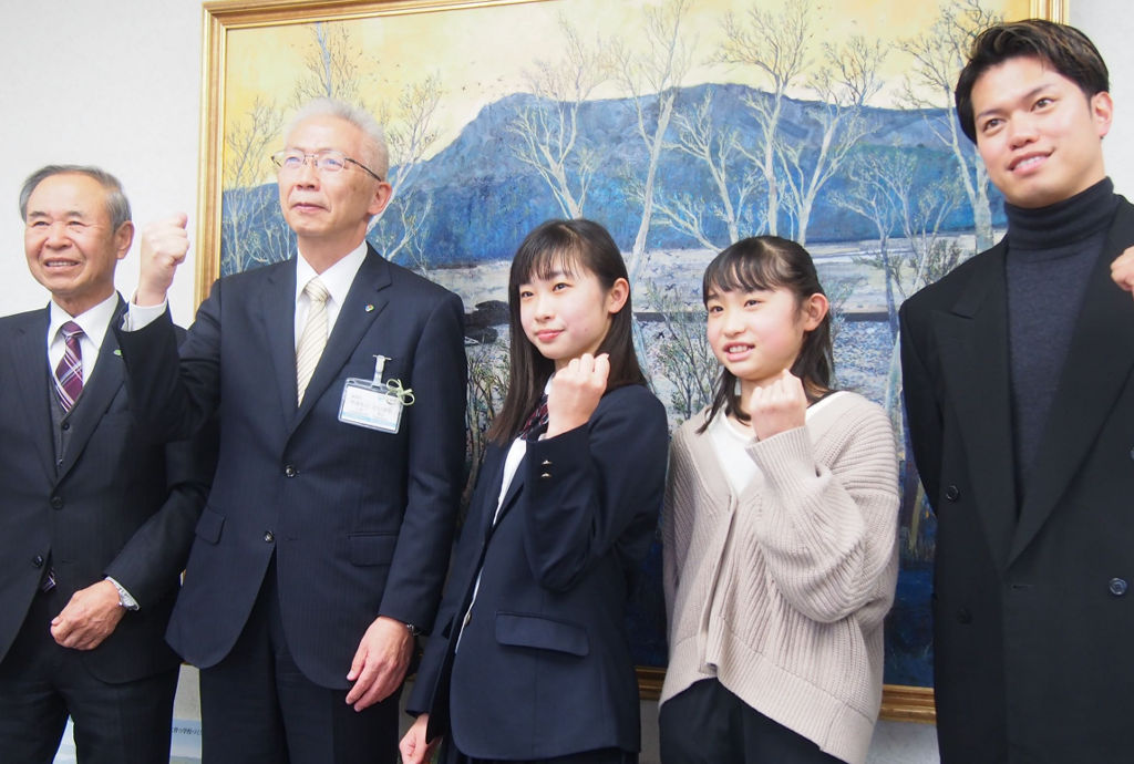全日本ブレイキン選手権での活躍を誓った山田琵葉さん（中央）、彩央さん（右から２人目）姉妹＝磐田市役所