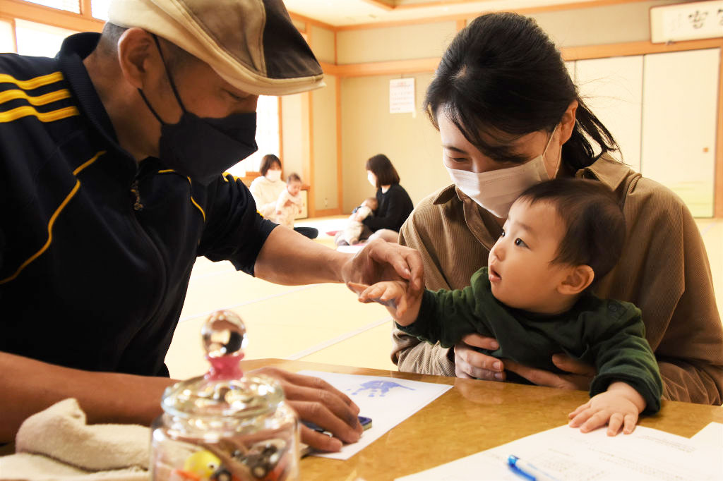 手形を取る赤ちゃん＝西伊豆町仁科の町福祉センター