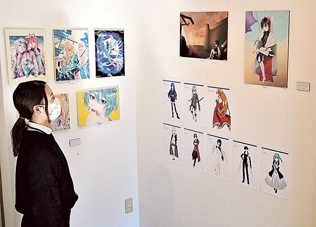 色鮮やかなイラストレーションなどが並ぶ作品展＝静岡市葵区の「デザインファーム」