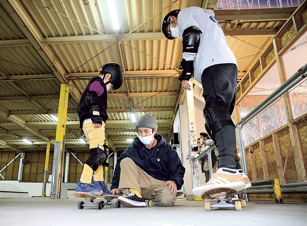 スケートボードの指導をする近藤哲也さん（中央）。「夢を持って暮らせる地域づくりがしたい」と励む＝１月中旬、浜松市南区のヌートリア