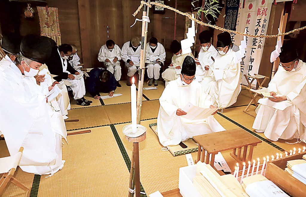 祈とう希望者の名前や住所を読み上げる神職ら＝浜松市天竜区水窪町の山住神社