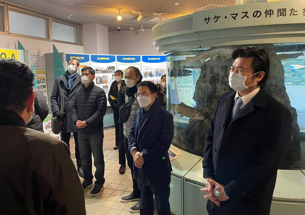 富士養鱒場を見学する在京大使館関係者ら＝富士宮市猪之頭