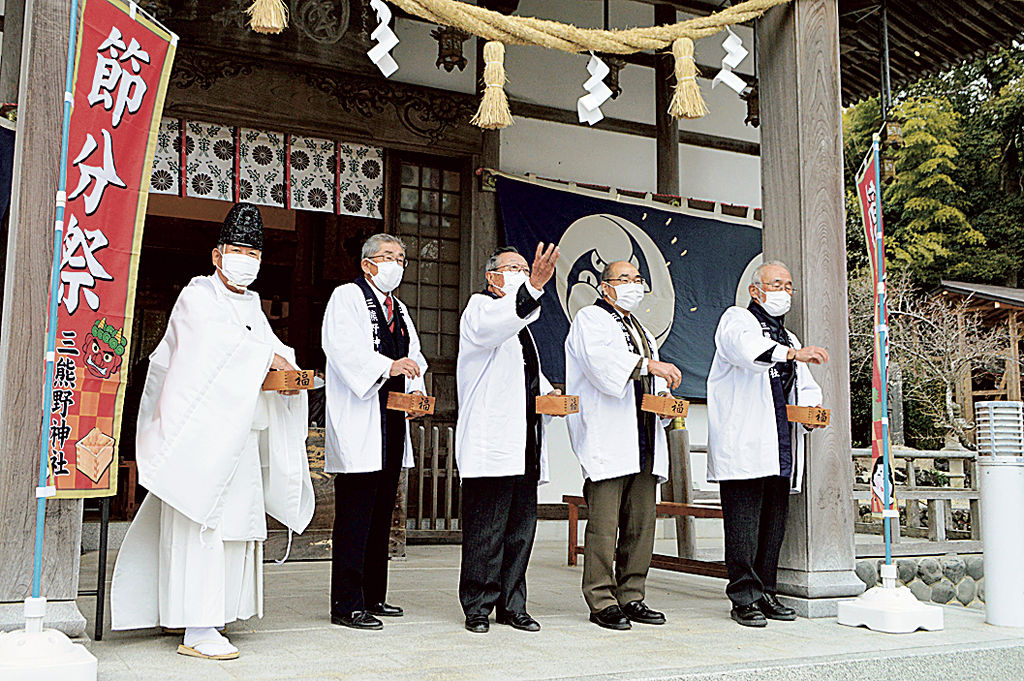 外に向け豆をまく年男ら＝掛川市の三熊野神社