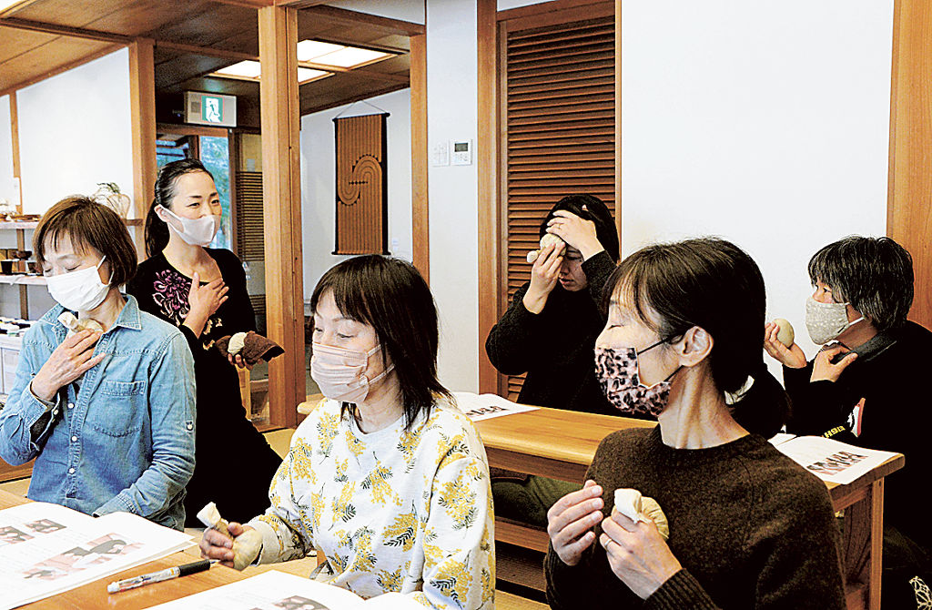 ハーブボール作りの体験会で参加者に語りかける林夏子さん（左から２人目）。茶の癒やし効果に着目してスパブランドを展開する＝１月下旬、静岡市駿河区