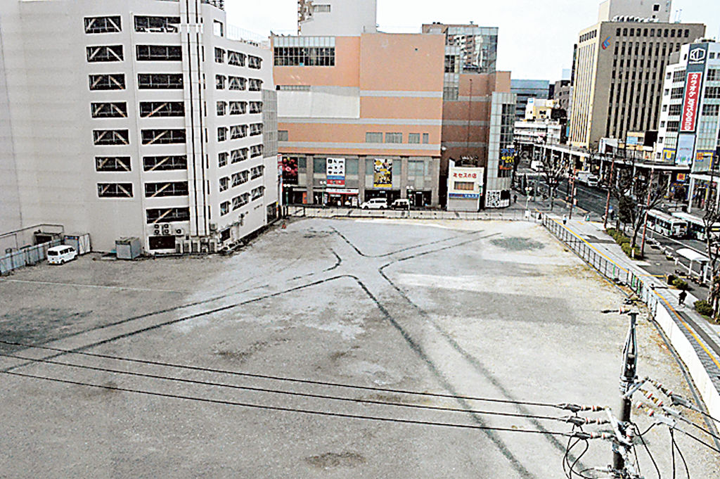 更地となり、フェンスで囲まれた松菱跡地。中心街衰退の象徴のようにも映る＝２日、浜松市中区