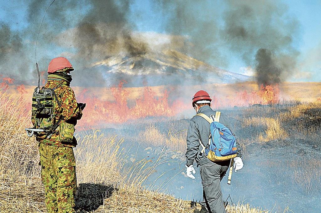 野焼き作業で炎と煙に包まれる東富士演習場＝４日午前、裾野市