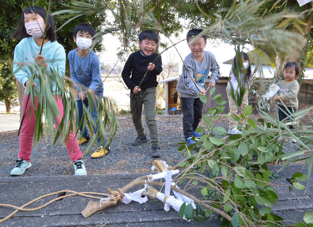 ササ竹で人形をはたき、疫病神を追い払う子どもたち＝湖西市新居町の大倉戸地区