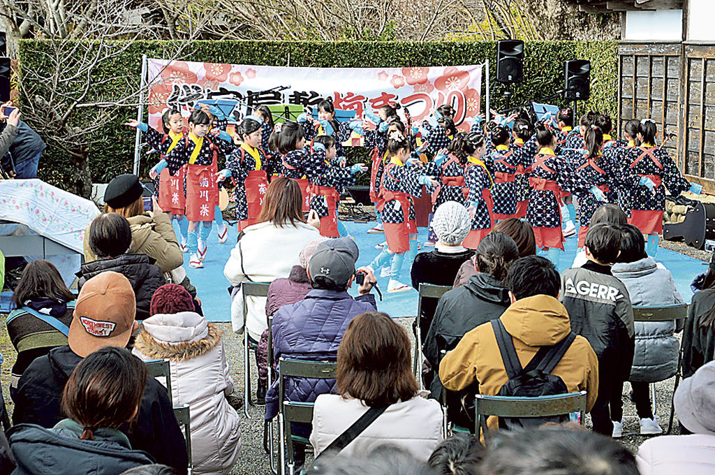 ステージで踊りを披露する子どもたち＝菊川市下平川の黒田家代官屋敷