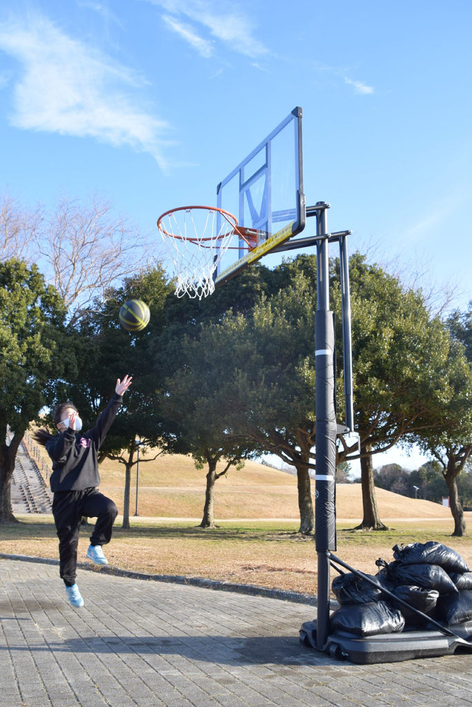 設置されたバスケットゴールにシュートを決める児童＝浜松市南区の遠州灘海浜公園
