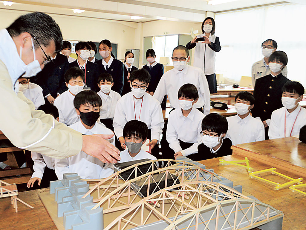 トラス構造の実験に見入る生徒ら＝静岡市葵区の安倍川中