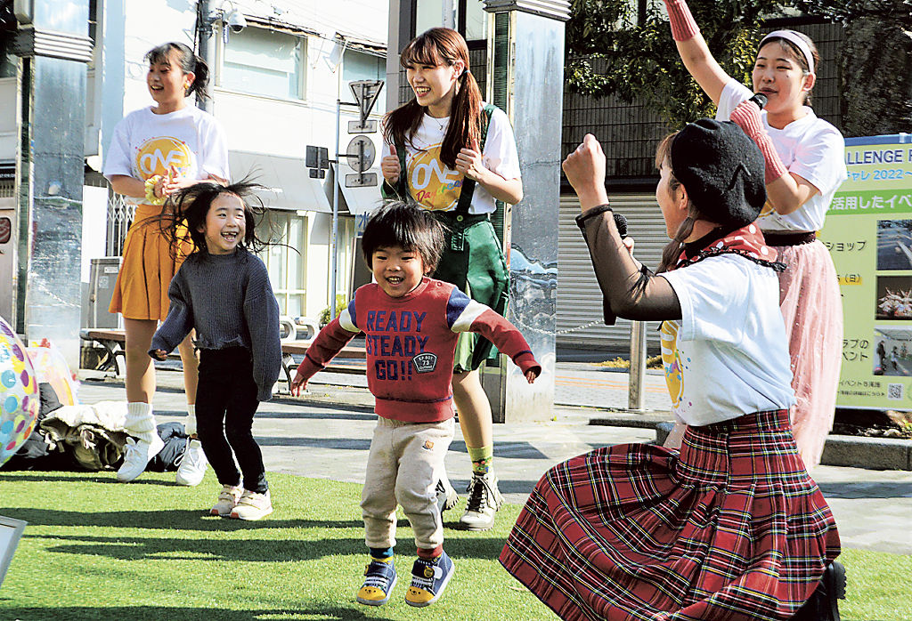 音楽に合わせてジャンプする参加者ら＝静岡市葵区の青葉シンボルロード
