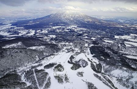 羊蹄山（上）を望む北海道ニセコ町のスキー場＝２０２１年１２月