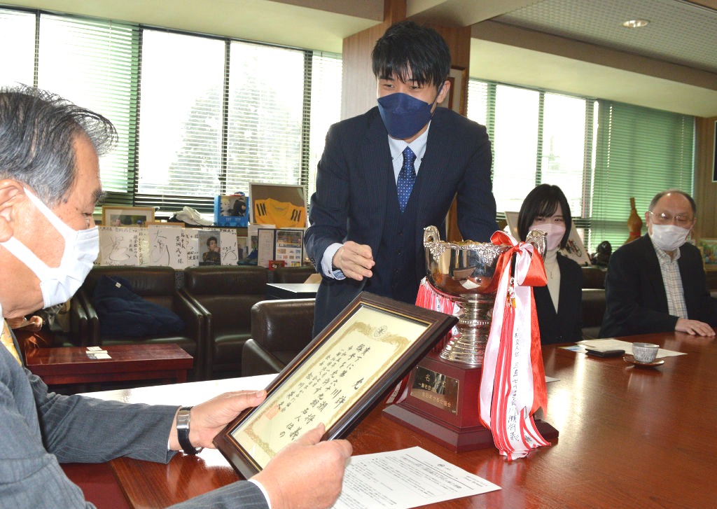 豊岡市長（左）に名人戦の連覇を報告する川瀬さん＝三島市役所