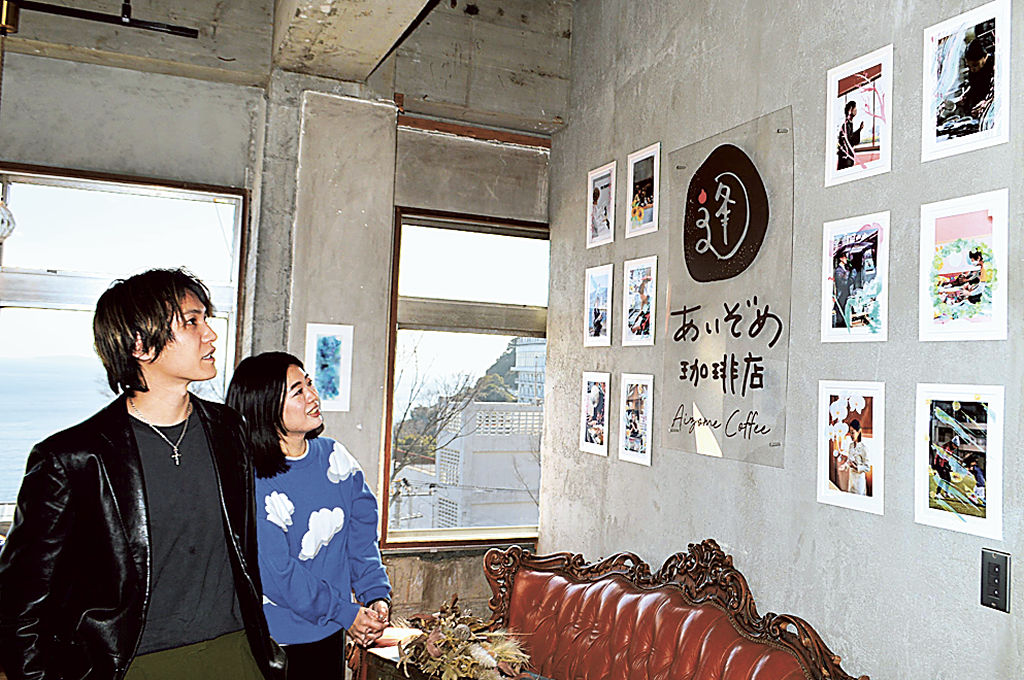 作品の説明をするＹＵＴＡさん（左）と富岡さん＝熱海市伊豆山のあいぞめ珈琲店