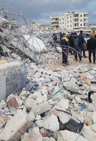 大地震で建物が崩壊したシリア北西部イドリブ県＝７日（地元住民提供・共同）