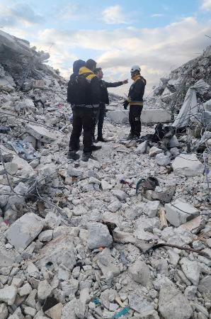 大地震で建物が崩れ落ちたシリア北西部イドリブ県＝７日（地元住民提供・共同）