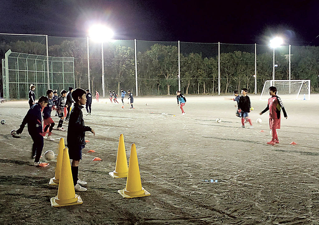 サッカースクールで練習する小学生。中学生チームの発足を進めている＝沼津市の大岡市民運動場