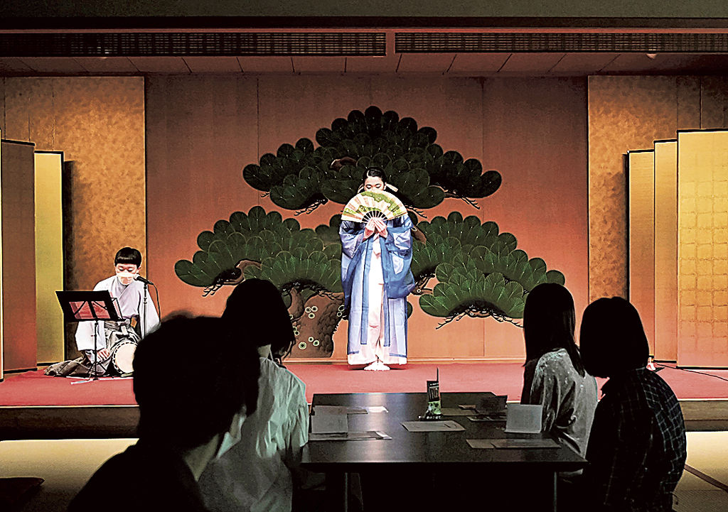 宮城嶋さんが朗読劇を披露する舞台。昨年４月の公演より