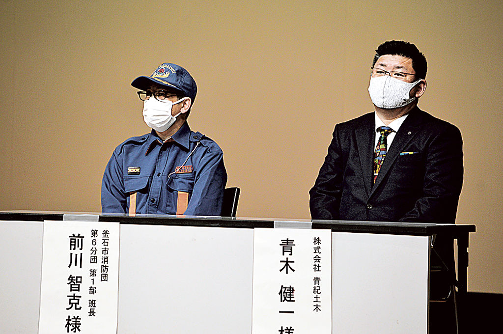 東日本大震災の経験を語った前川さん（左）と青木さん＝伊豆の国市のアクシスかつらぎ
