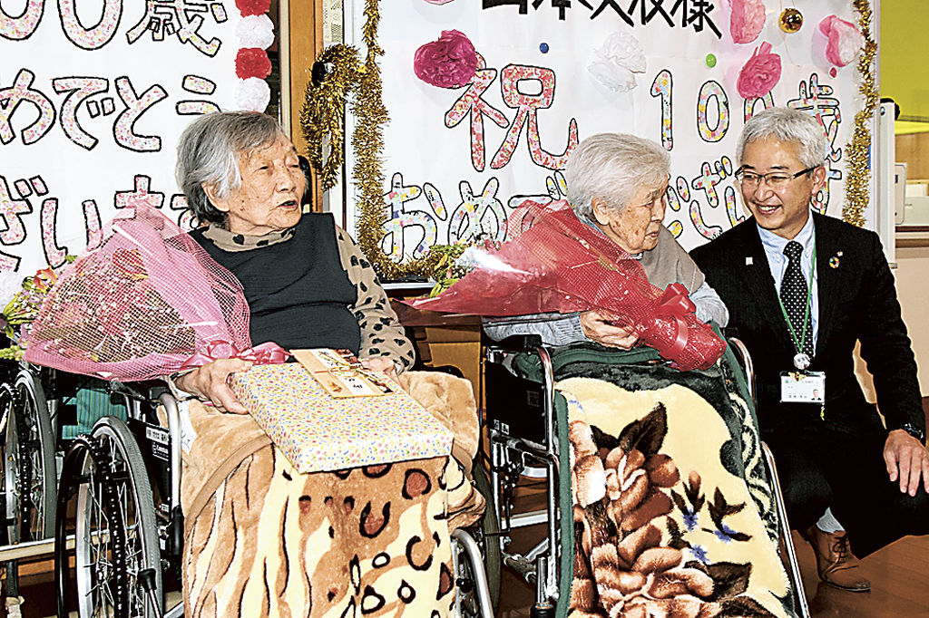 １００歳を迎えた平井さん（左）と山本さんを祝う深沢町長＝松崎町江奈