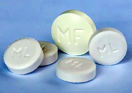 ２種類の錠剤を組み合わせて服用する経口妊娠中絶薬「メフィーゴパック」（ラインファーマ提供）