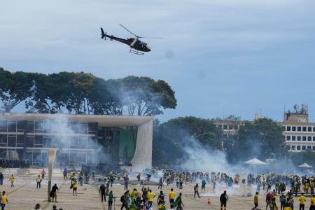 ブラジルの首都ブラジリアで警察と衝突するボルソナロ前大統領の支持者ら＝１月８日（ＡＰ＝共同）