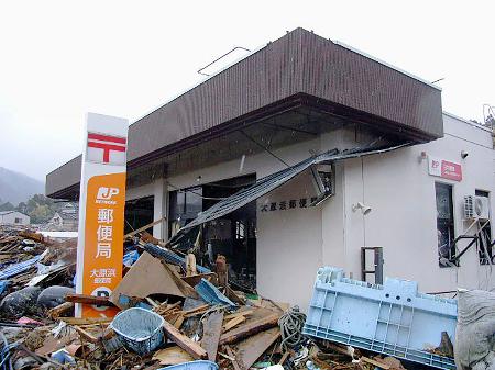 東日本大震災の津波被害を受けた大原浜郵便局＝２０１１年４月、宮城県石巻市（日本郵便提供）