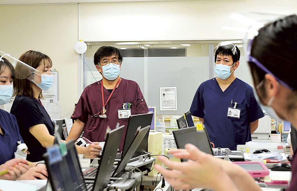 スタッフと情報共有する角山泰一朗医師（右）ら＝藤枝市立総合病院