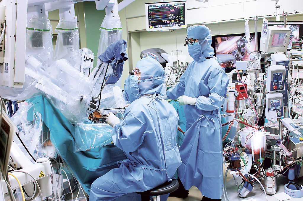 広く機能的な手術室。高度先端医療を安全に提供している＝静岡市葵区の県立総合病院