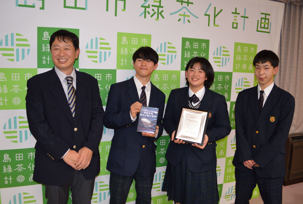 全国自作視聴覚教材コンクールでの優秀賞受賞を報告した生徒ら＝島田市役所