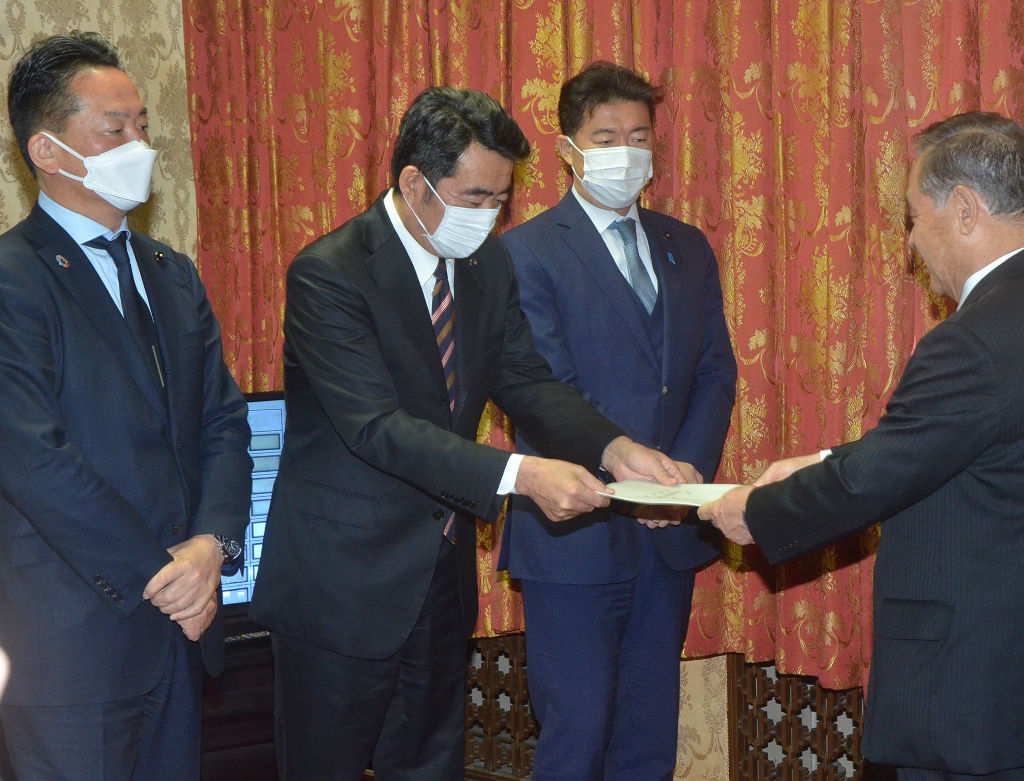薮田宏行議長（右端）に報告書を提出する竹内良訓委員長（左から２人目）ら＝１４日午前、県庁